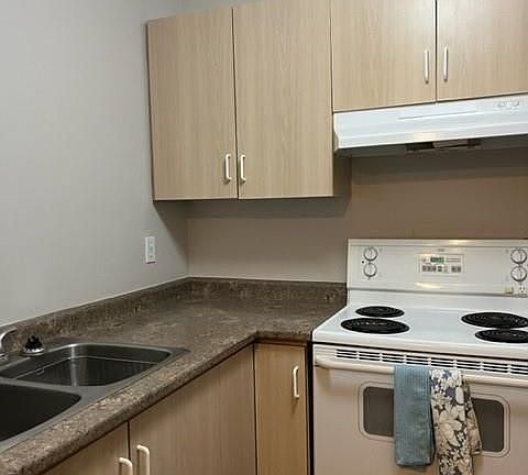 2nd image of 3000 Sandwich St #101