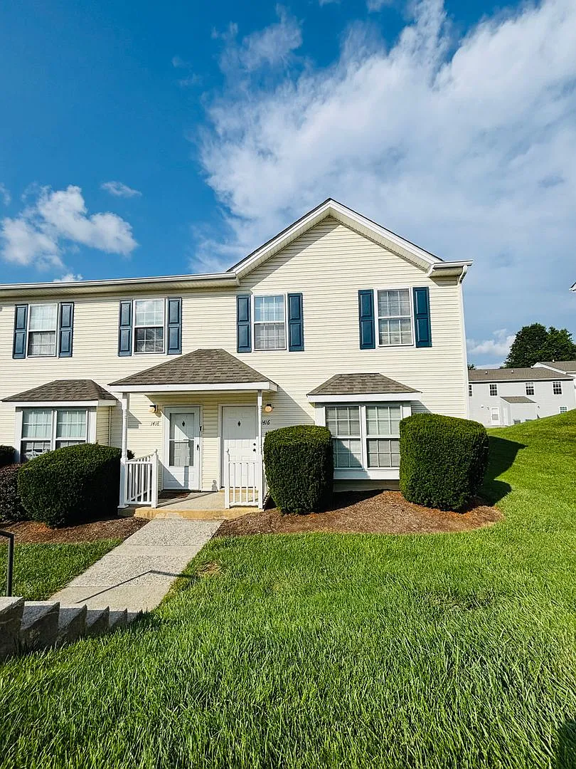 4 Bedroom 2.5 Bath Townhouse — Photo 1
