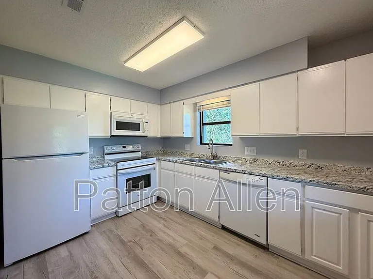 2406 Abbey Cir — Photo 4