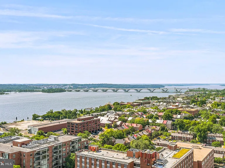 400 Madison St #310 — Photo 29