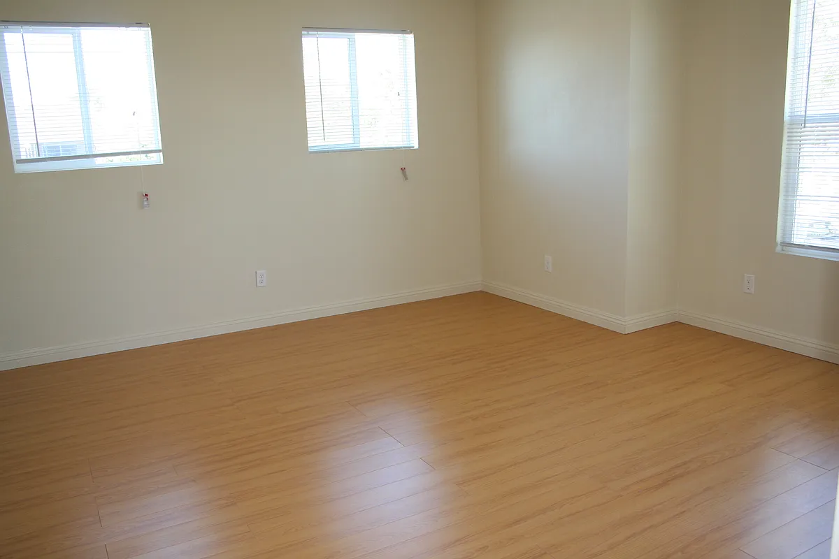 Building Photo - 370 Avocado St #10