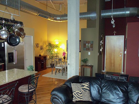 Spacious & Open Entryway