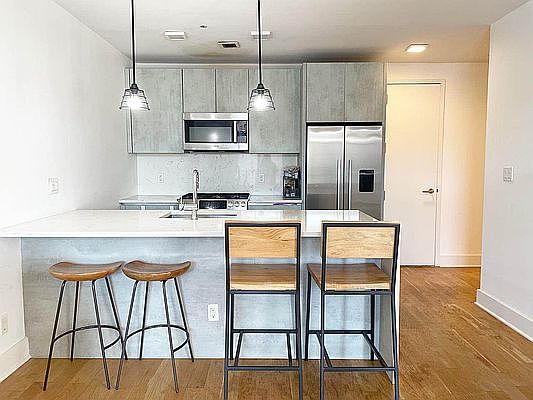 4th image of 21-10 44th Dr APT 4C
