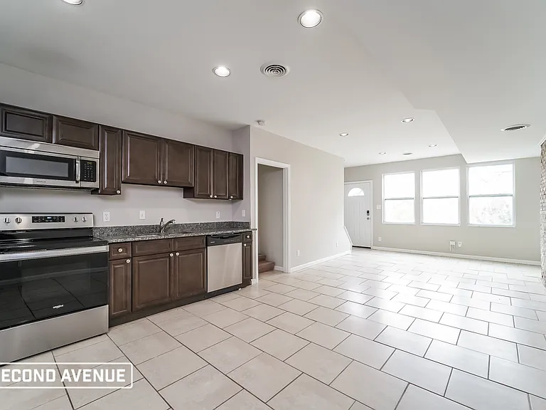 1800 Saint Patrick St — Photo 2