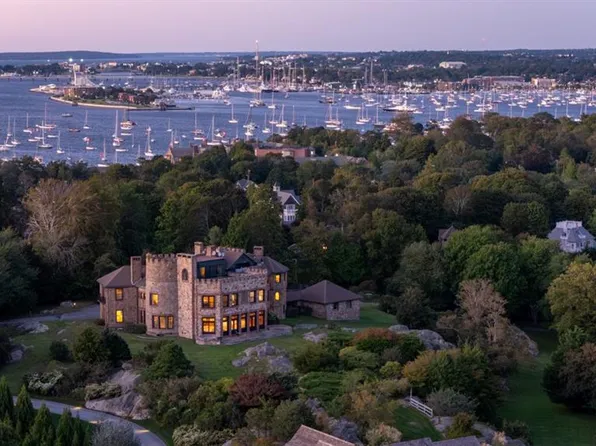 36 Beacon Hill Rd, Newport, RI 02840