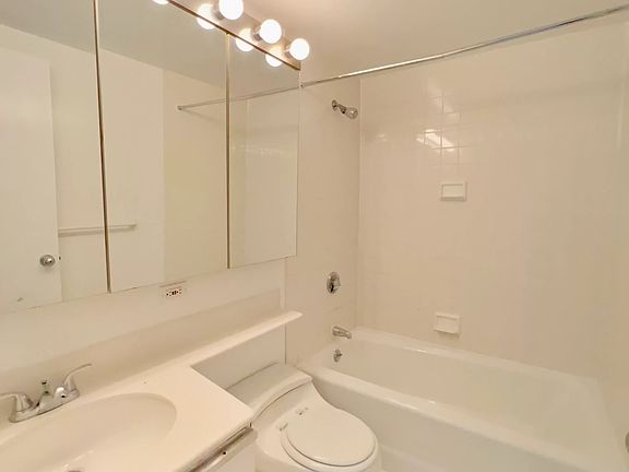 3rd image of 1 Irving Pl APT P8q