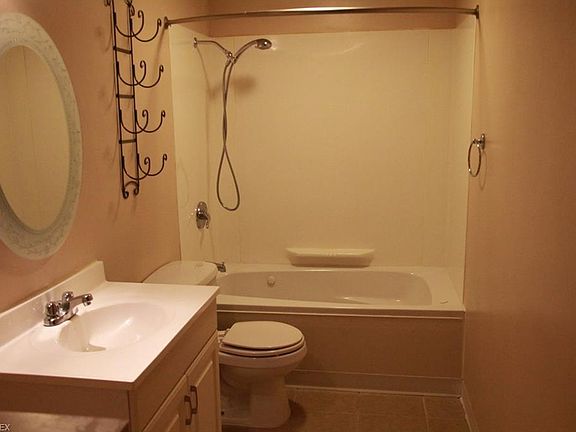 4th image of 136 Kleber Ave