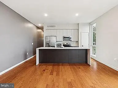 2 bed, 1.0 bath, $1,900 — Photo 2