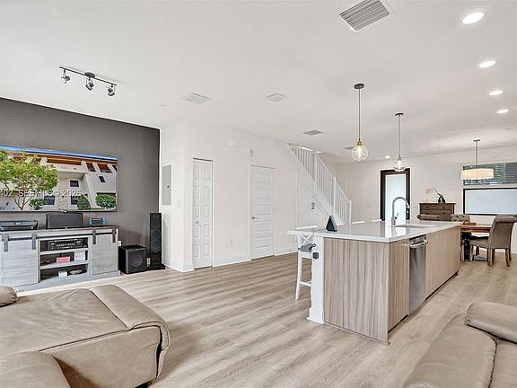 3rd image of 10437 NW 82nd St #5-33178