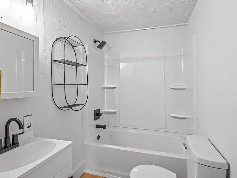 1536 W Atlantic St — Photo 4