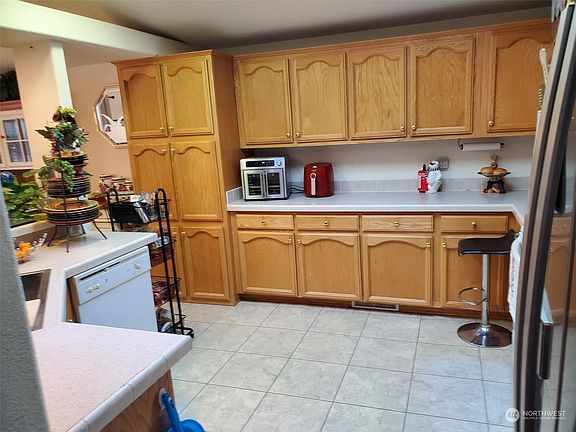 4th image of 9122 58th Avenue E
