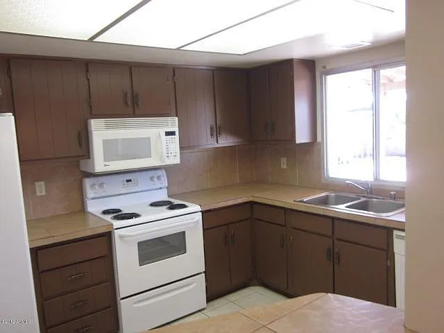 1933 E Apollo Ave — Photo 11