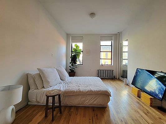 2nd image of 126 E 4th St APT 14