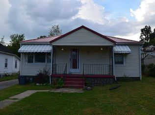 229 Maple Ln, Mount Hope, WV 25880