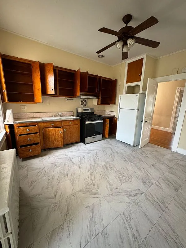 2 bed, 1.0 bath, 670 sqft, $2,200 — Photo 2