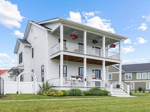 273 Waters Edge Dr, Saint Joseph, MI 49085