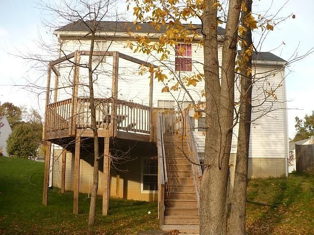 Huge Deck w/stairs