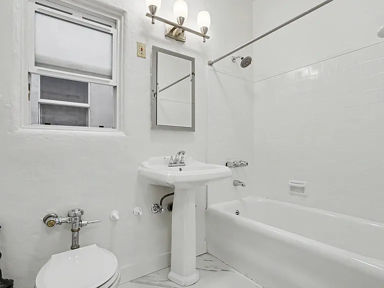 611 E 20th St #202 — Photo 11