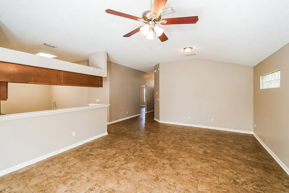 3 bed, 2.0 bath, 1382 sqft, $1,910 — Photo 4