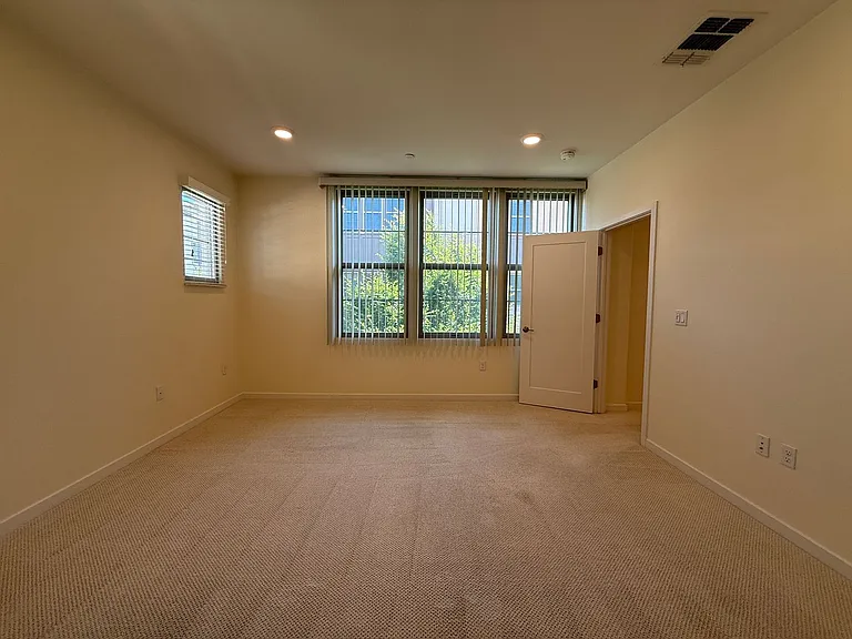1052 Bigleaf Pl #106 — Photo 10