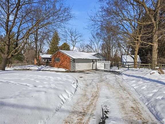 4th image of 1063 Avon Cir E