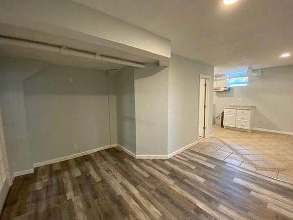4th image of 28 W Devonia Ave #B