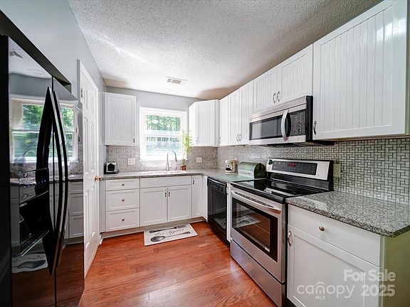 5th image of 145 Woodview Dr