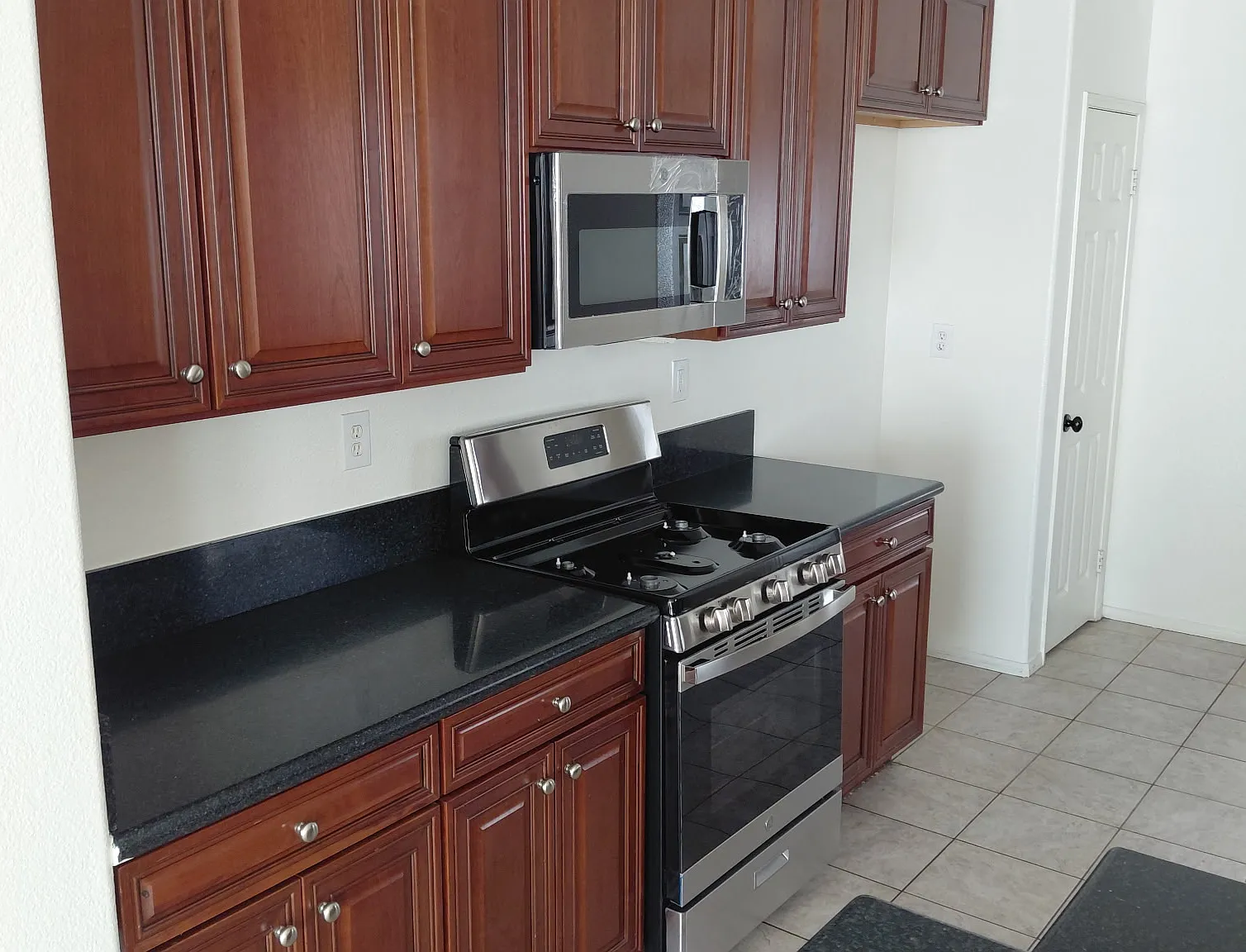 3 bed, 2.5 bath, 1549 sqft, $2,950 — Photo 2