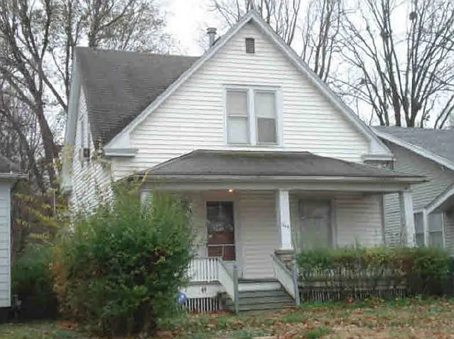 945 W Packard St photo 1
