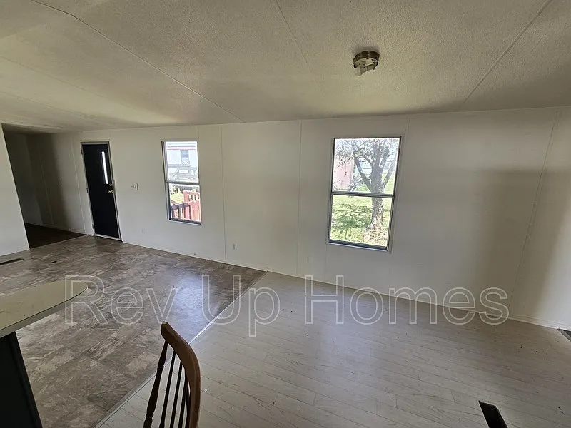3 bed, 2.0 bath, $450 — Photo 3