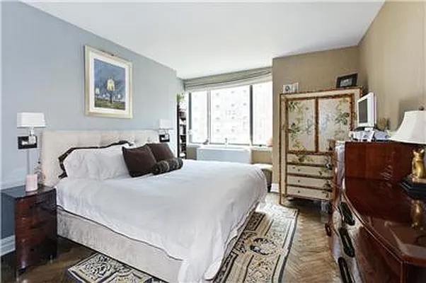 Sold by R New York | media 10