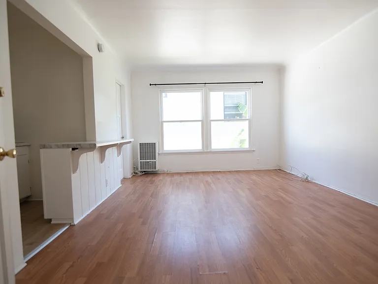 4754 Oakwood Ave #11 — Photo 3
