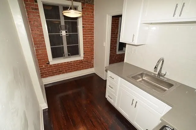 La Chandelle Apts...Charming building...Renovated Apartments Available...Hardwood Floors! — Photo 18