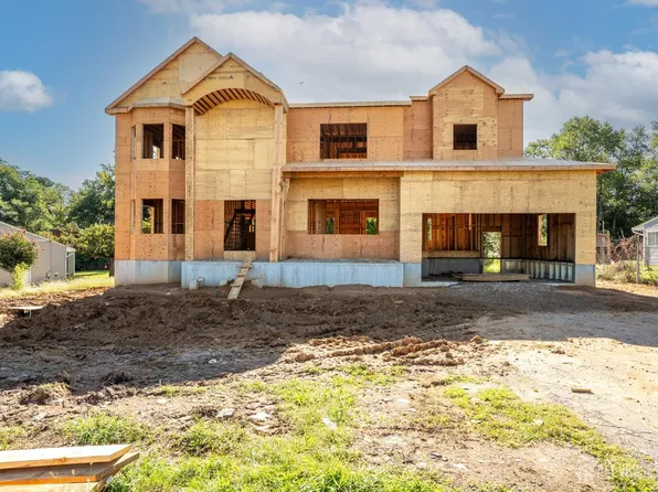 16 Newman Rd S, Kendall Park, NJ 08824
