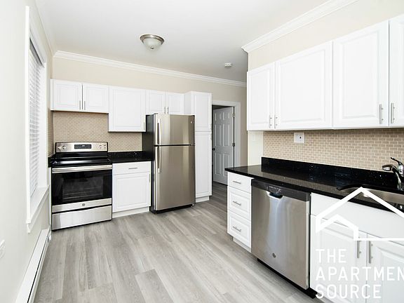 2nd image of 648.5 W Roscoe St #1N