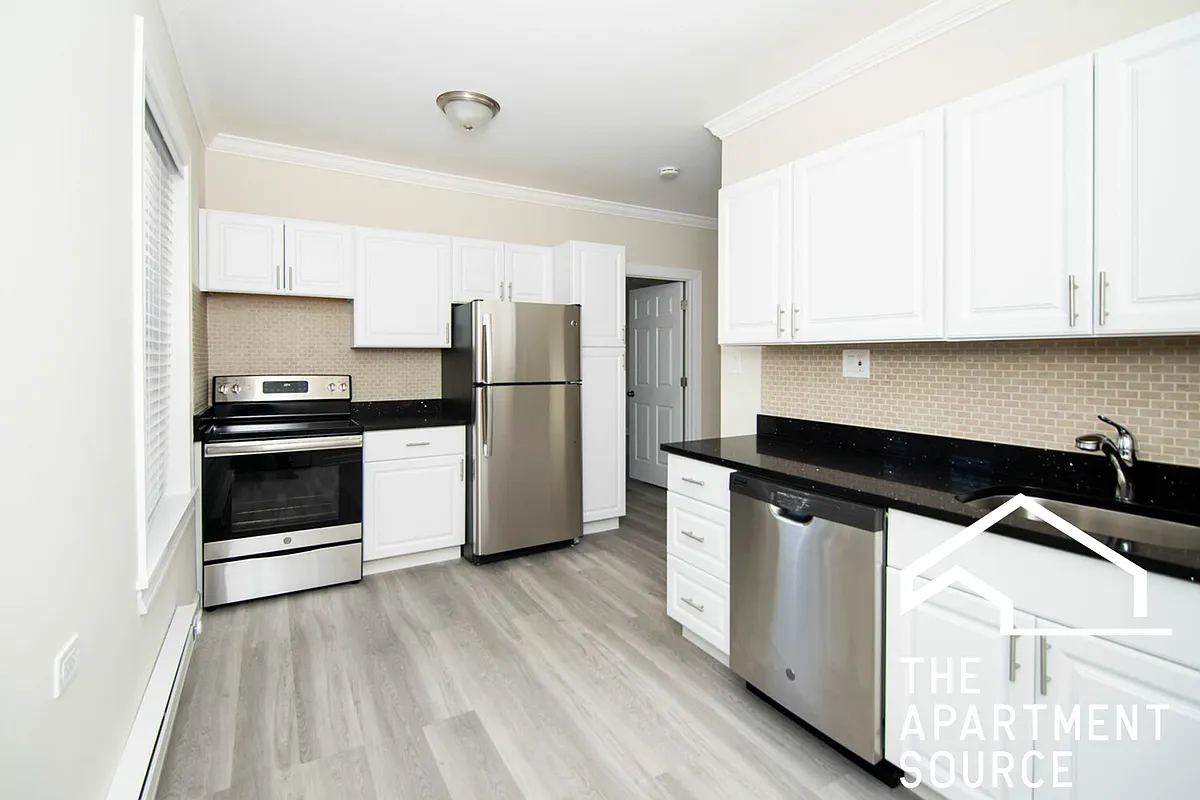 Building Photo - 648.5 W Roscoe St #1N