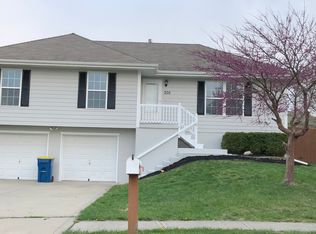 205 E 22nd St, Kearney, MO 64060