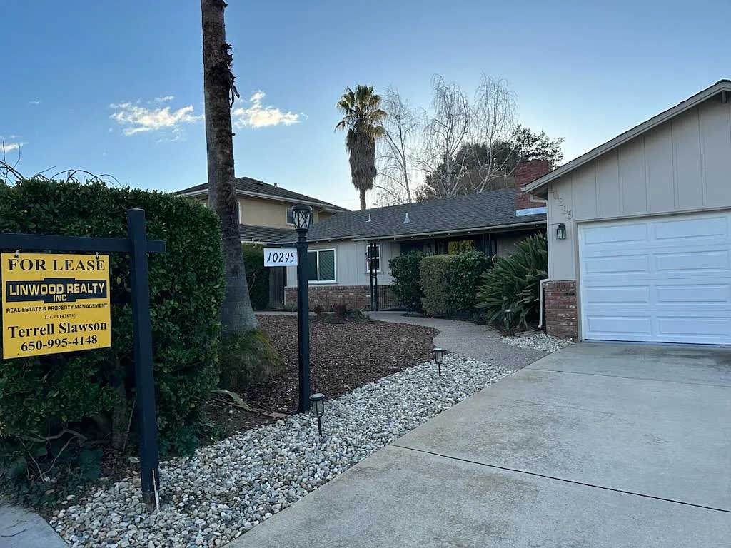 10295 Scenic Blvd photo 1