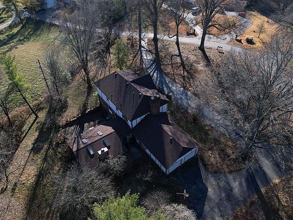 4th image of 2860 N Delaware Dr