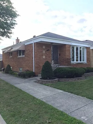 2432 Lathrop Ave photo 1