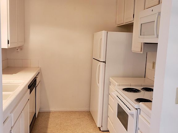 5th image of 3658 Clairemont Dr Unit 1C
