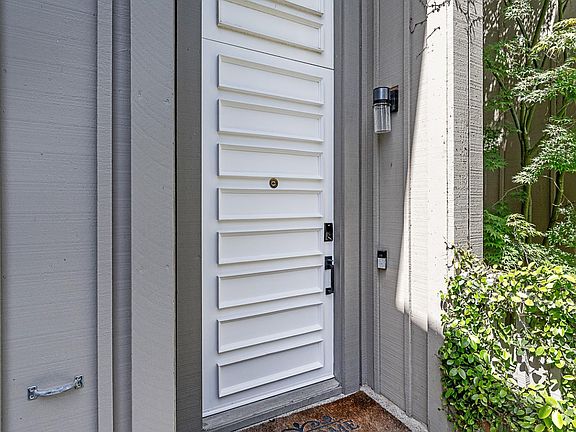 3rd image of 410 Sand Hill Cir
