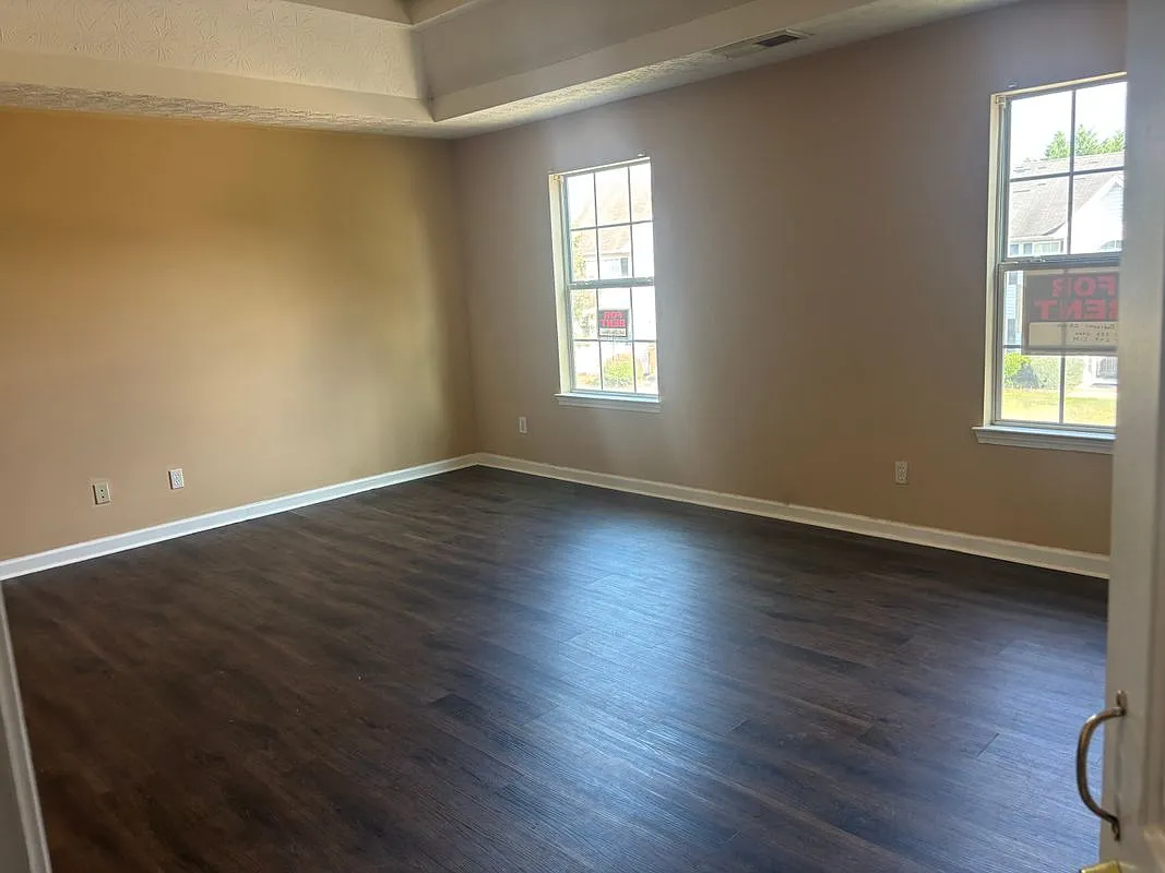 4 bed, 2.5 bath, 2800 sqft, $2,000 — Photo 2