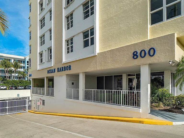 800 SE 20th Ave #407 — Photo 1