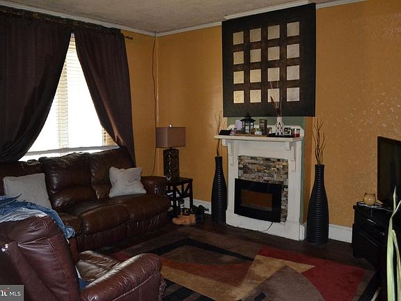 3rd image of 150 E Pomona St