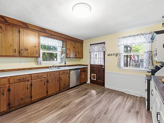 2nd image of 12 Allen St