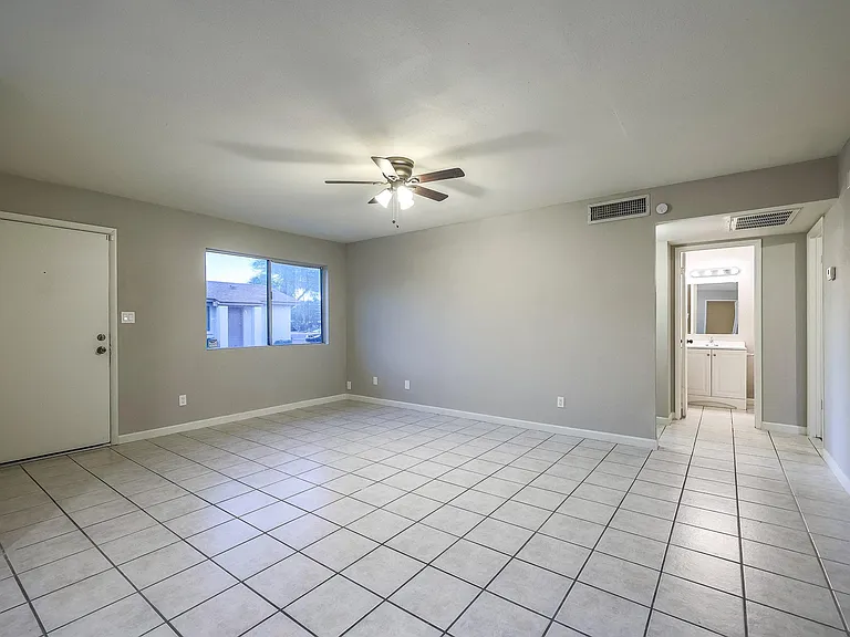2611 E Maryland Dr — Photo 13
