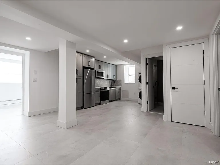 315 West Broadway — Photo 30