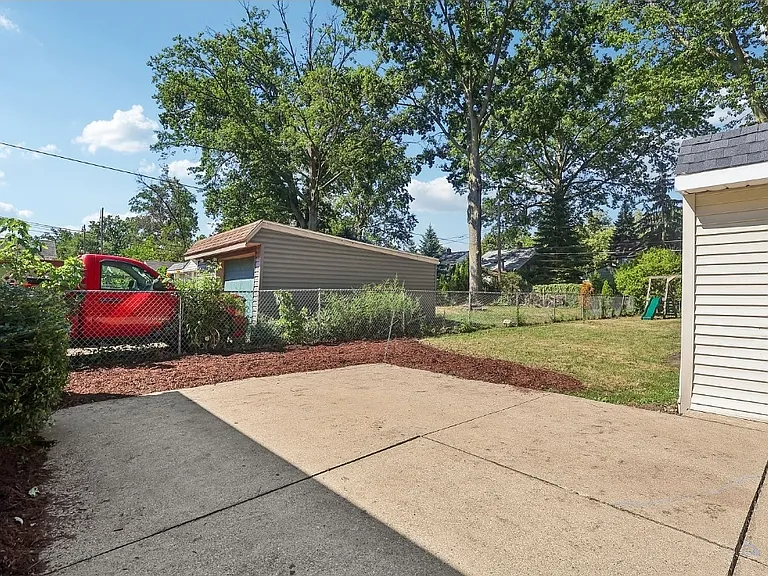 446 Huntmere Dr — Photo 27