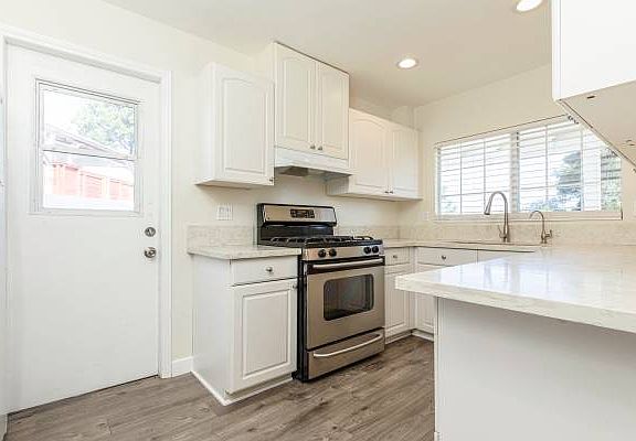 4th image of 2813 Los Olivos Ln